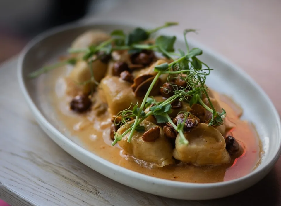 Pierogi z prażonymi migdałami i mikroliśćmi w restauracji Mimosa