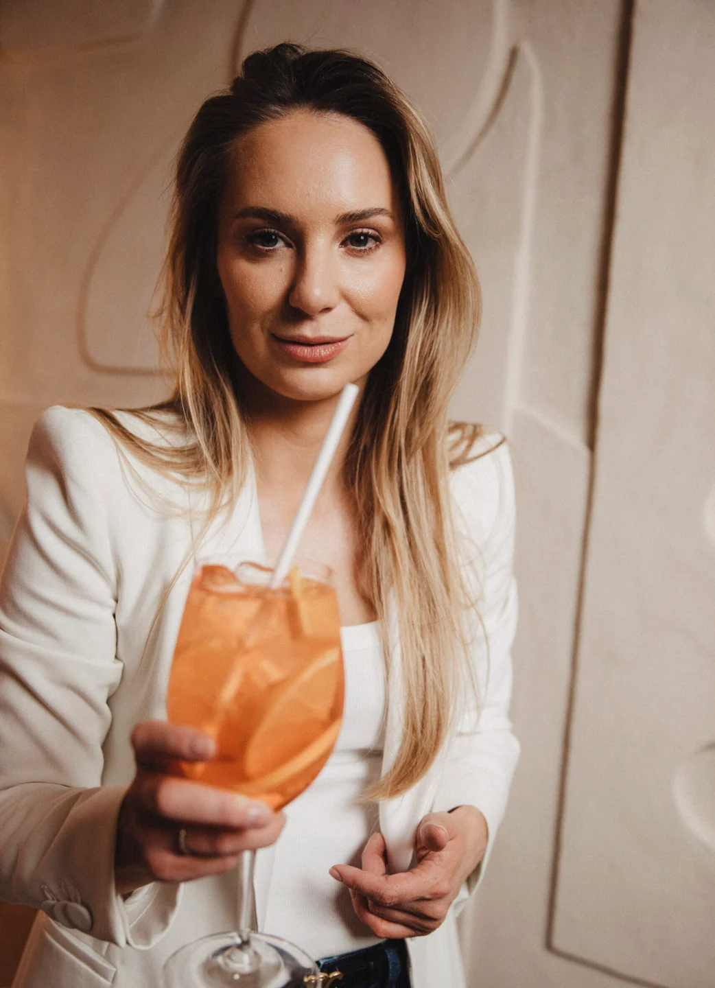 Gość z drinkiem w restauracji Mimosa w Gdańsku Wrzeszczu