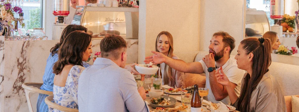 Znajomi przy wspólnym stole w restauracji Mimosa