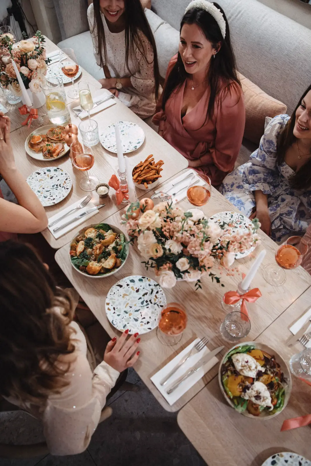 Zastawiony stół na przyjęcie w restauracji Mimosa w Gdańsku Wrzeszczu