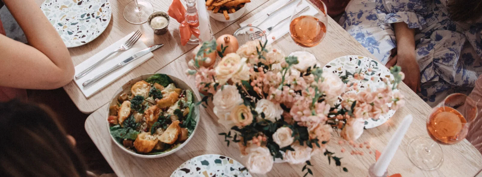 Stół na baby shower w restauracji Mimosa w Gdańsku – goście przy nakrytym stole widziani z góry