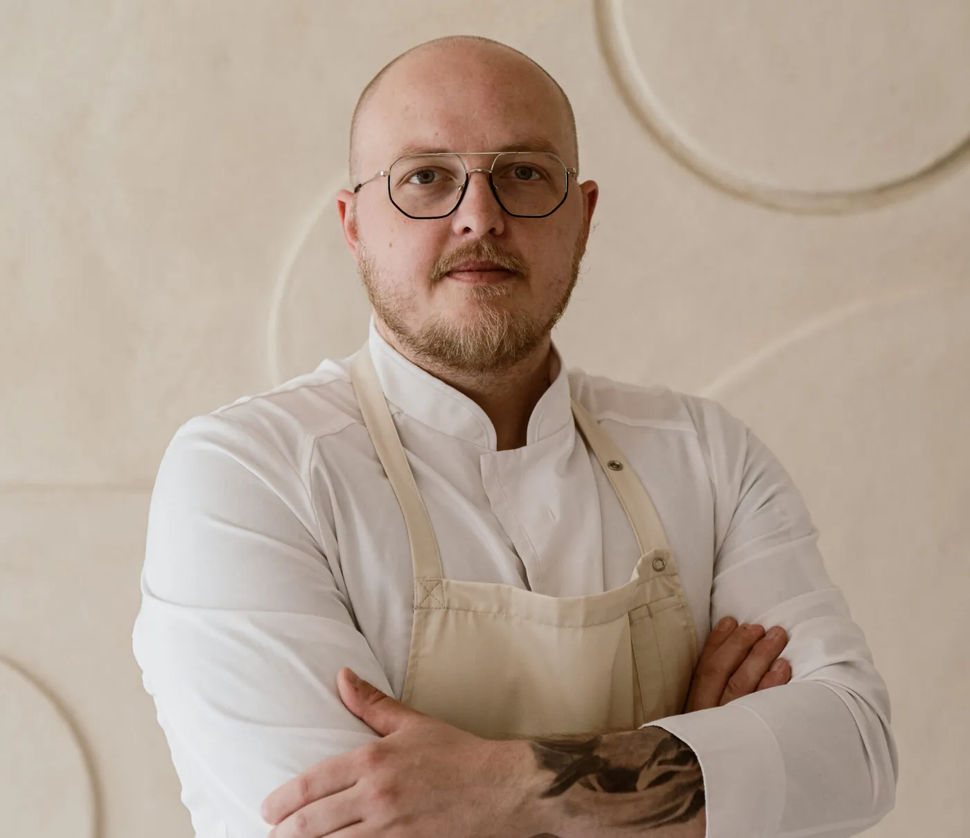 Piotr Ślusarz przy pracy w kuchni restauracji Mimosa w Gdańsku