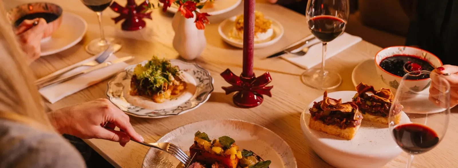 Goście przy stole w restauracji Mimosa