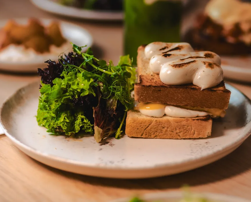 Croque madame z sałatą na śniadanie w Mimosie w Gdańsku Wrzeszczu