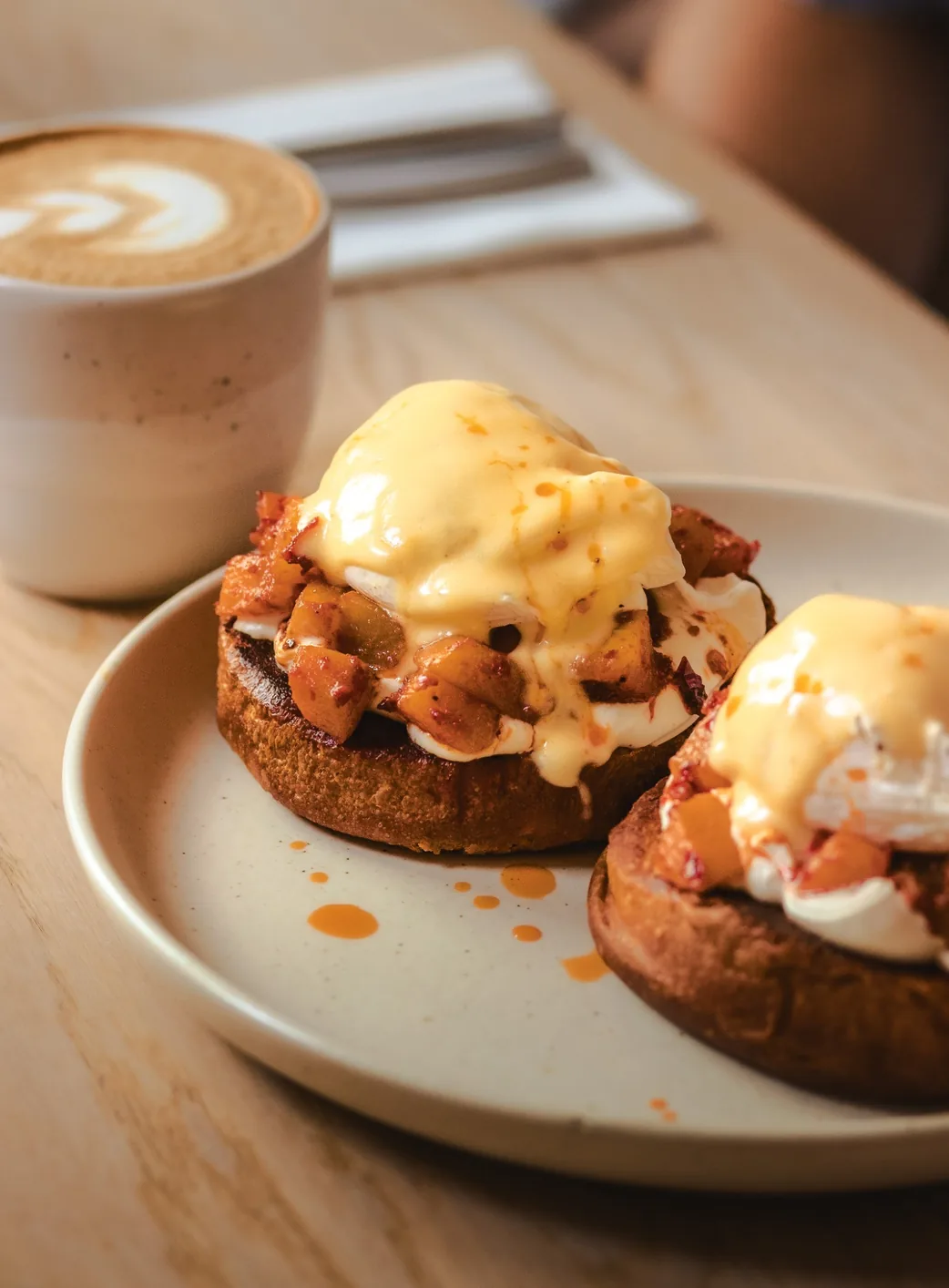 Jajka po benedyktyńsku z karmelizowaną papryką i latte w restauracji Mimosa