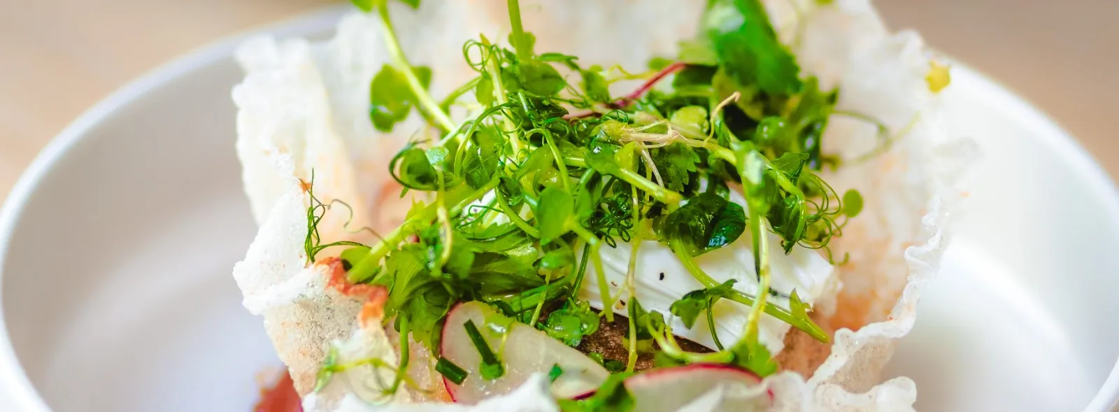 Chrupiący kosz ryżowy z mikroliśćmi i rzodkiewką w restauracji Mimosa