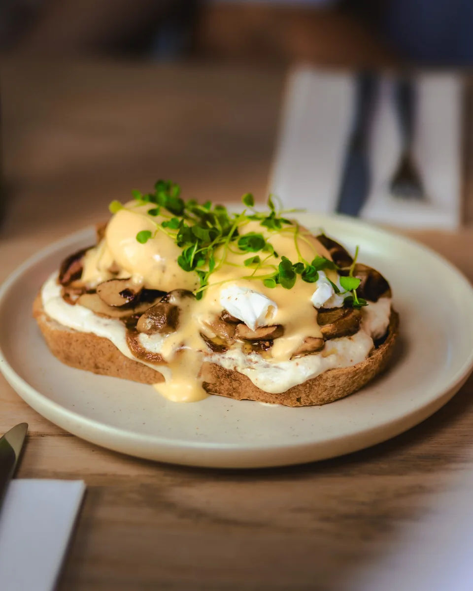 Jajka po benedyktyńsku z grzybami leśnymi w restauracji Mimosa