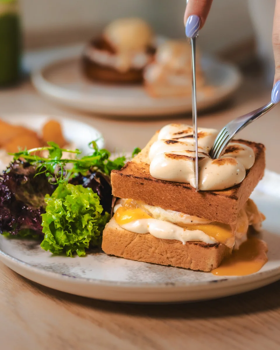 Croque Madame z sałatą w restauracji Mimosa w Gdańsku Wrzeszczu