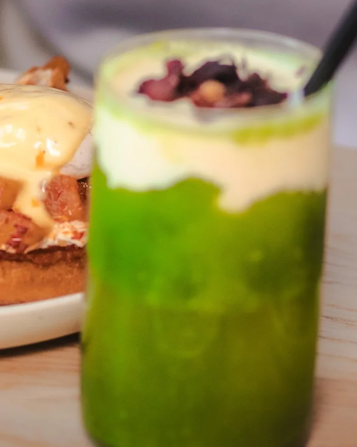Matcha latte w szklance w restauracji Mimosa